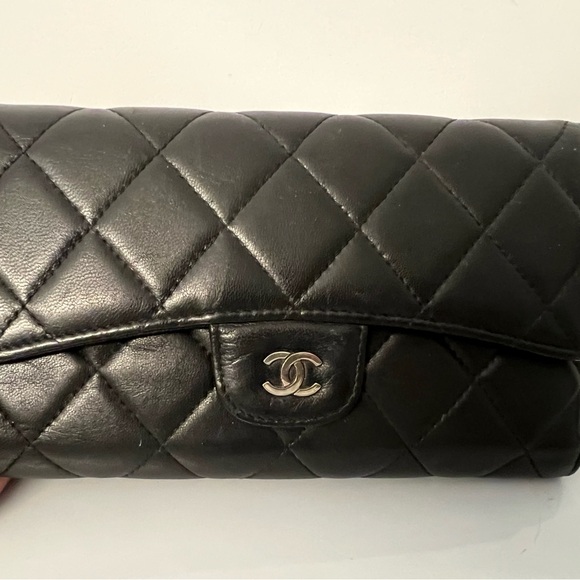Chanel trifold Authentic- 500 USD/750 Cad - Picture 1 of 14